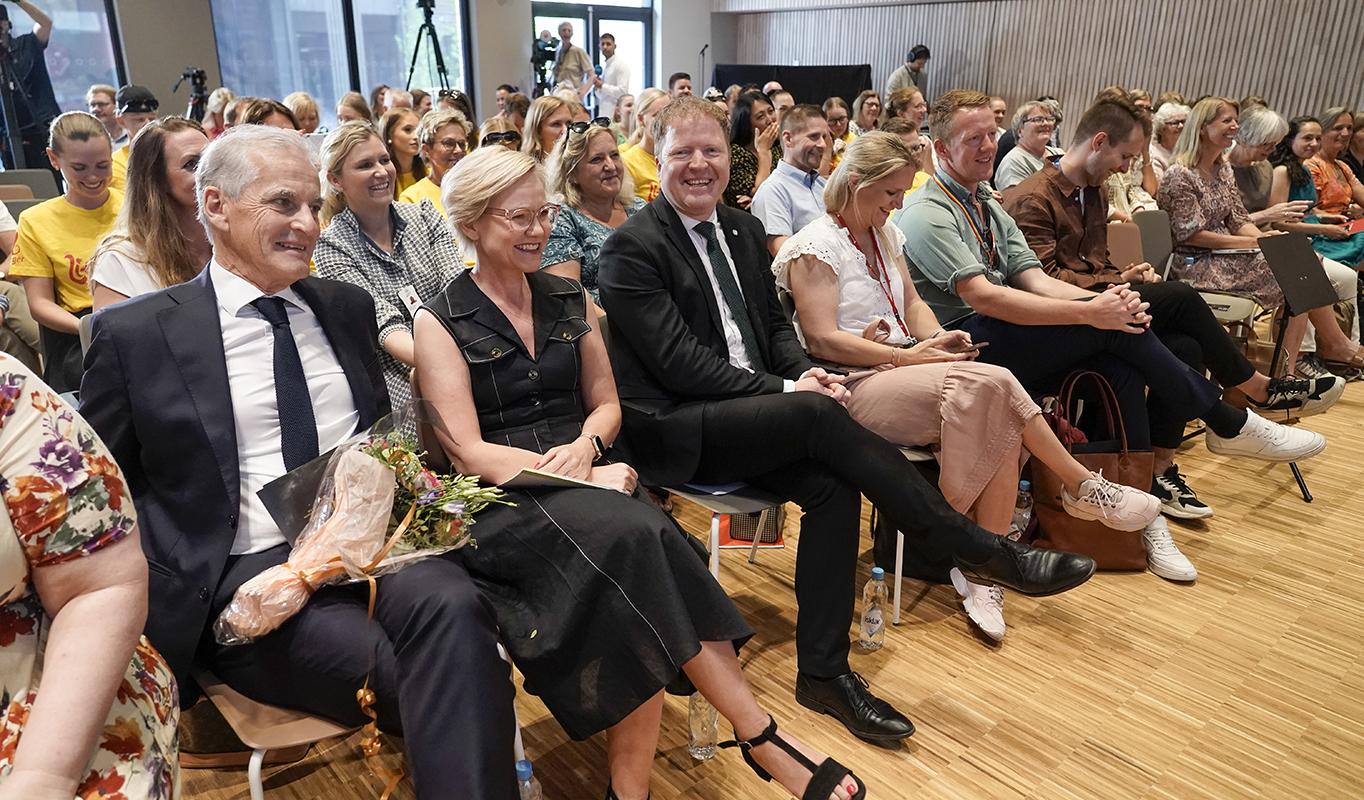 Demenskoret underholder før f.v. statsminister Jonas Gahr Støre, helse- og omsorgsminister Ingvild Kjerkol og kommunal- og distriktsminister Sigbjørn Gjelsvik legger fram sin eldrereform. Foto: Heiko Junge / NTB