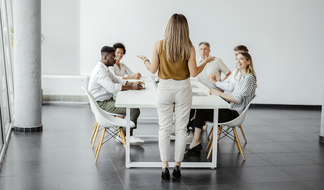 I små team kjenner man hverandre ofte godt og er gode venner. Likevel er det viktig for teamlederen ikke å glemme sin egen rolle – å være leder.  iStock/PixelsEffect