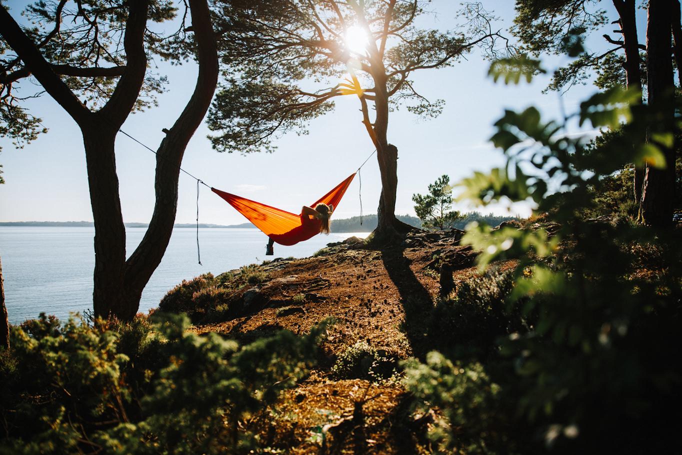 Sommerferie - med hengekøye ved vannkanten.