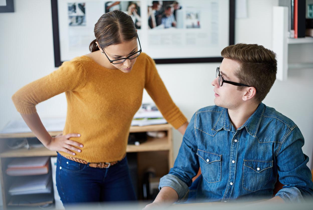 Å be om hjelp på jobben. Illustrasjonsbilde av to personer på et kontor.