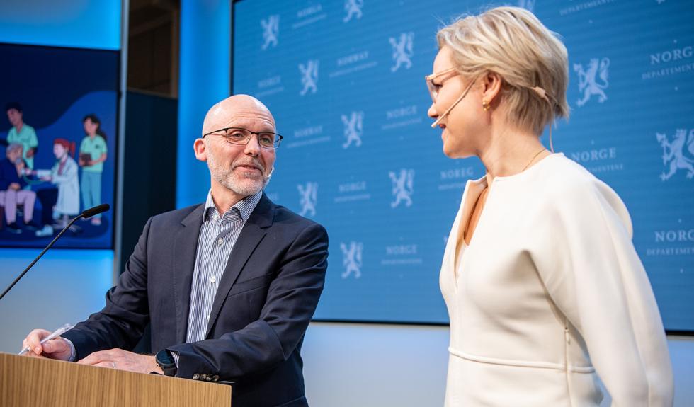 Fagdirektør i FHI Kjetil Telle og helse- og omsorgsminister Ingvild Kjerkol (Ap) da ekspertutvalget Telle ledet leverte sin rapport om fastlegeordningen i april i år. Foto: Annika Byrde | NTB