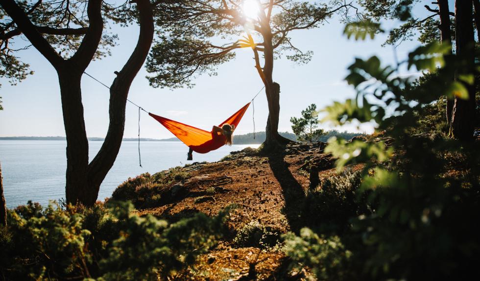 Sommerferie - med hengekøye ved vannkanten.